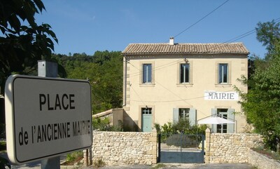 Antiguo Mairie (Ayuntamiento) En pequeña aldea en el Gard