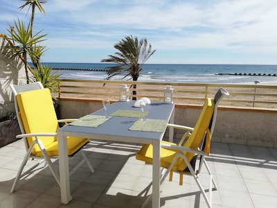 Apartment with a big terrace & wonderful views to the beach and swimming pool