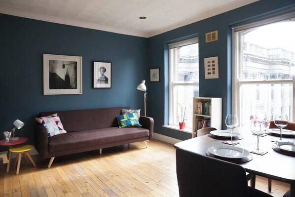 Bright, airy living room with two large sash windows overlooking Dublin Castle and Dublin City Hall