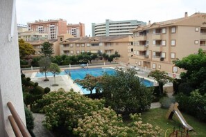 Vistas de la piscina comunitaria desde la terraza del apartamento.