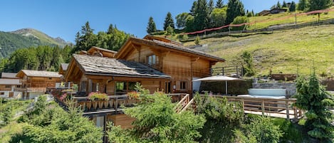 Chalet le Grand Ours - Jacuzzi - Views - Ski-In-Ski-Out - 1