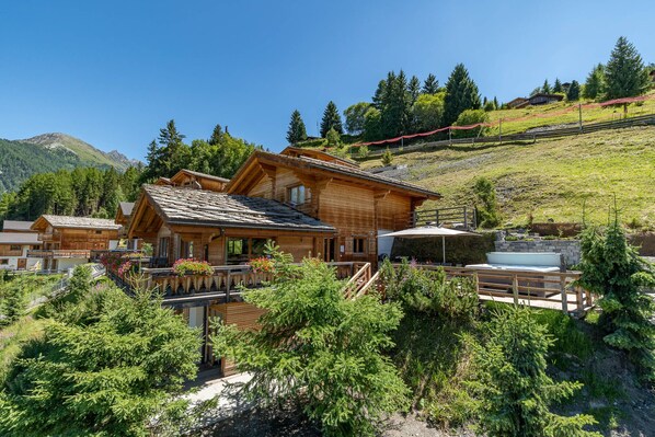 Chalet le Grand Ours - Jacuzzi - Views - Ski-In-Ski-Out - 1