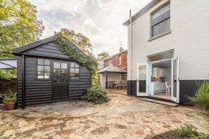 The Constable's House, Wells-next-the-Sea: Outdoor courtyard with summer house