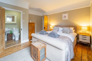 The Constable's House, Wells-next-the-Sea: Master bedroom with a king-size bed