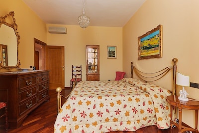 Elegant and bright apartment adjacent to the historic center