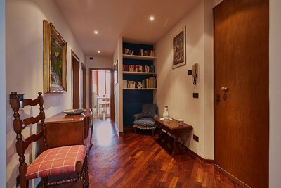 Elegant and bright apartment adjacent to the historic center
