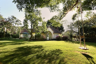 Historisches Royal Kent Cottage, umgeben von großen Gärten und privatem Pool