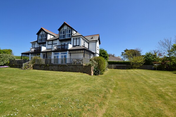 The Deck - lower ground floor apartment overlooking the entire garden