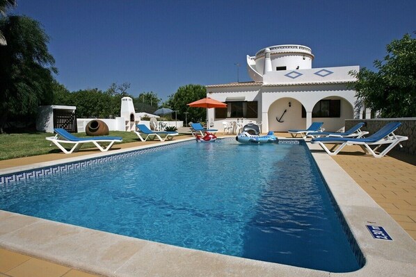 Pool and terrace with sun loungers