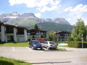 Accès route depuis Cordon + parking (note : le jardin est désormais clos)