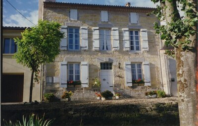 Ein elegantes "Maison de Maitre" am Flussufer aus dem 18. Jahrhundert mit Blick auf die Abtei