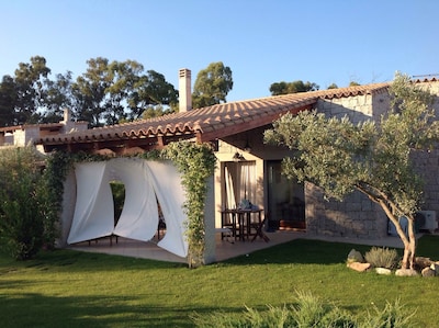 Cala Sinzias, freistehende Villa mit Garten 500 m vom Strand entfernt.