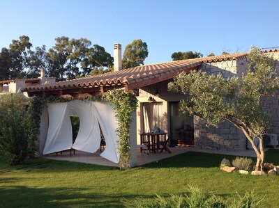 Cala Sinzias, freistehende Villa mit Garten 500 m vom Strand entfernt.