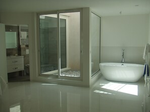 Master Bedroom & Bathroom
