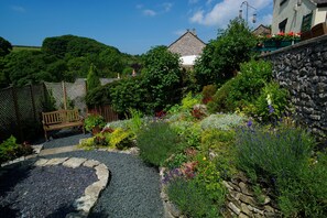 Well-tended garden, stepped exit to road