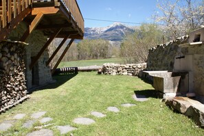 Petite cour avec vue sur la chaine de la Blanche