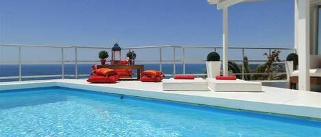 Sitges Villa Altavista : 3 minutes drive from Beach. 15 minutes walk.