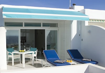 Luxury one bedroom apartment, private terrace, ocean views, full UK TV, WiFi