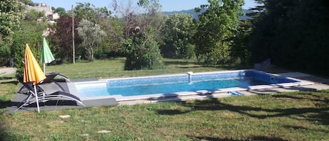piscine plein sud vue de la terrasse sur la forteresse et le massif du Luberon