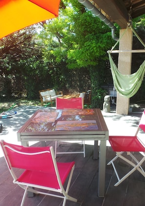 table à manger extérieure en version 4 places ( 6 avec rallonge )   et  hamac