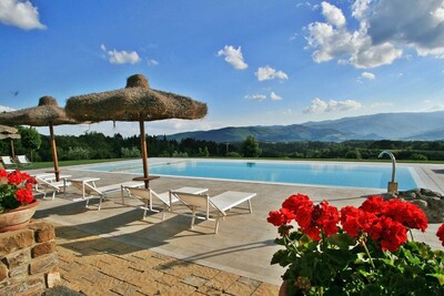 Villa de lujo situada en una posición panorámica piscina privada climatizada parque extenso