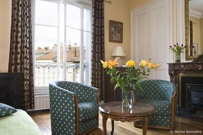 A very French apartment : you will know you are in France !