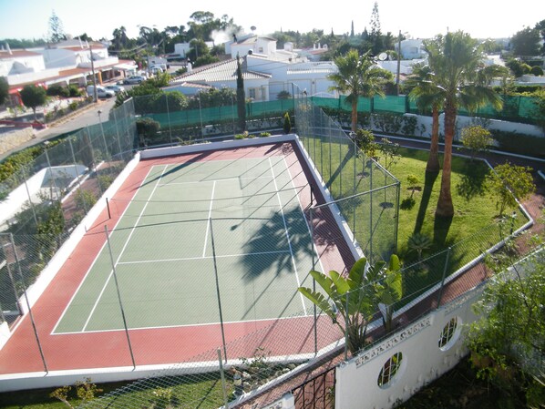 Campo de Ténis não profissional / non- professional tennis court