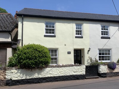 Beautiful 5 star rated renovated cottage in delightful South Devon village