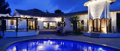 Villa and pool by night