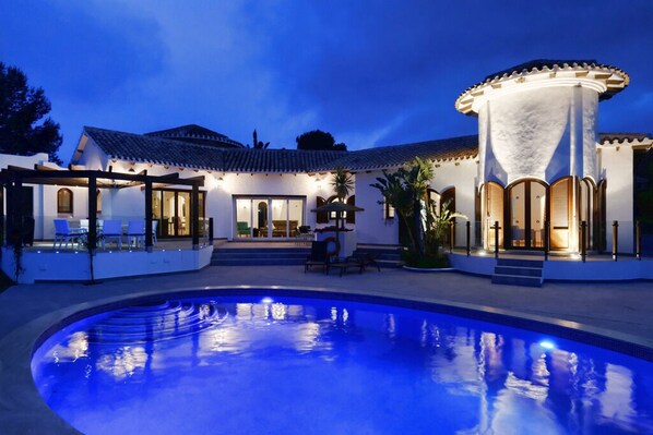 Villa and pool by night