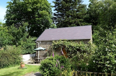 Stone Cottage with 2 acres in National Park near Beaches (4p)