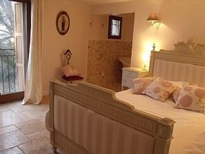 Double bedroom with antiques, walk-in bath/shower