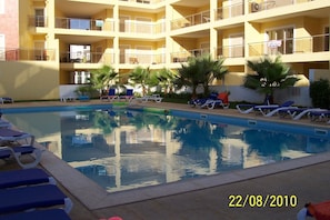 THE LARGE SWIMMING POOL WITH FREE SUNBEDS