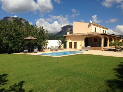 CHALET CON PISCINA SALINA, PISTA DE TENIS Y RAQUETAS.