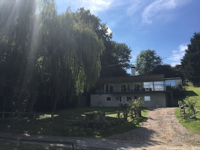 Casa grande de 5 dormitorios junto al río, ideal para familias y mascotas con bañera de hidromasaje y sauna