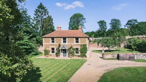 Gardener's Cottage: Approach