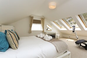 Bedroom 1 Kingsize with sea view