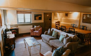 Plum Cottage, Wimborne: The open-plan sitting and dining area