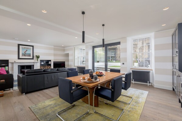 Lounge/Dining Area