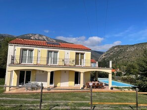 Villa Maple Rouge large villa for up to 12 people with pool, garden and parking
