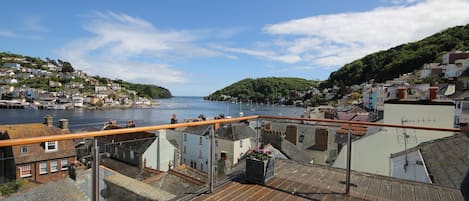 Dramatic estuary views from large roof terrace. All day sun. Views up/down river