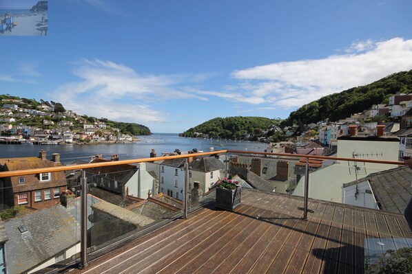 Dramatic estuary views from large roof terrace. All day sun. Views up/down river