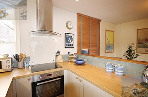 Modern well equipped kitchen (with washing machine).