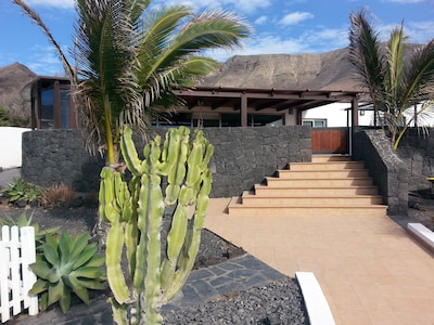 Moderne und geräumige Villa in Famara mit privatem Pool und herrlichem Meerblick