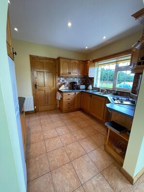 Kitchen/ Dining 
