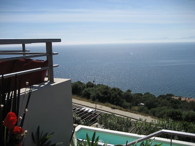Villa moderna con piscina y magníficas vistas al mar