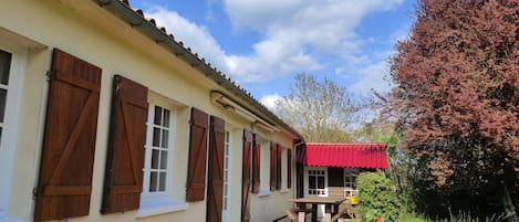 Terrasse arrière avec store électrique et table pour 10 personnes