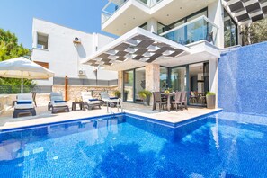 Swimming pool with a water feature