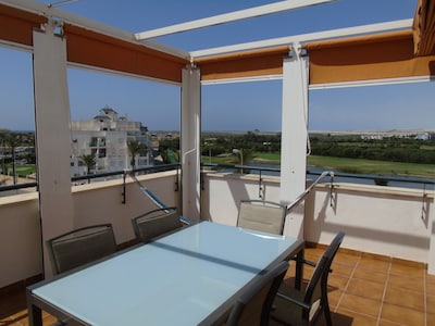 LUXUS-PENTHOUSE MIT BLICK AUF DAS MEER UND DEN GOLFPLATZ