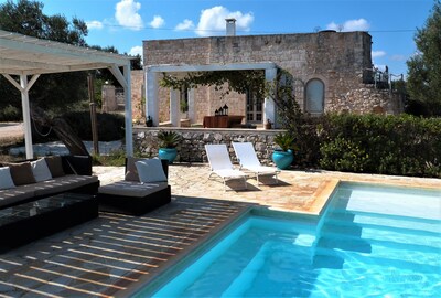 Trulli de lujo con estilo con piscina privada y espectaculares vistas al mar. 